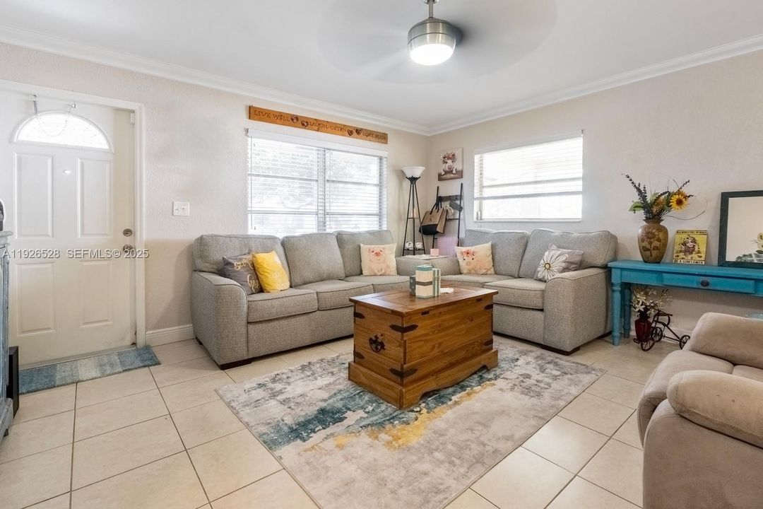 En Venta: $365,000 (2 camas, 1 baños, 864 Pies cuadrados)