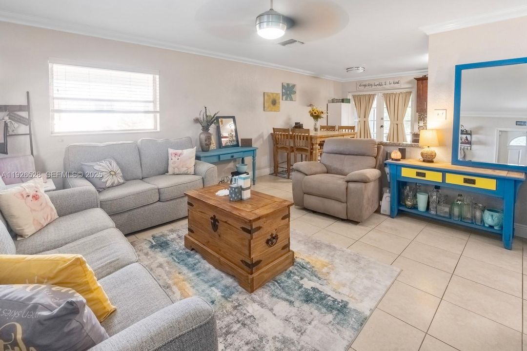 En Venta: $365,000 (2 camas, 1 baños, 864 Pies cuadrados)