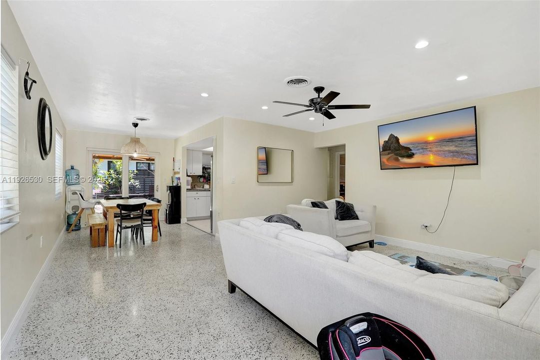 For Rent: $2,350 (2 beds, 1 baths, 1778 Square Feet)