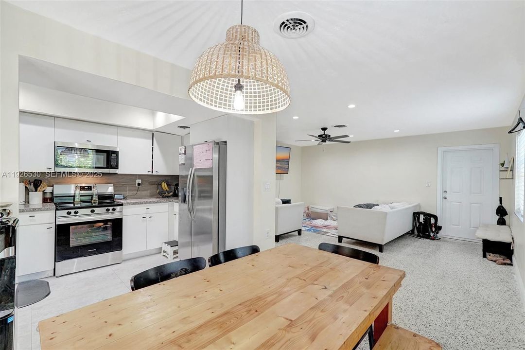 For Rent: $2,350 (2 beds, 1 baths, 1778 Square Feet)