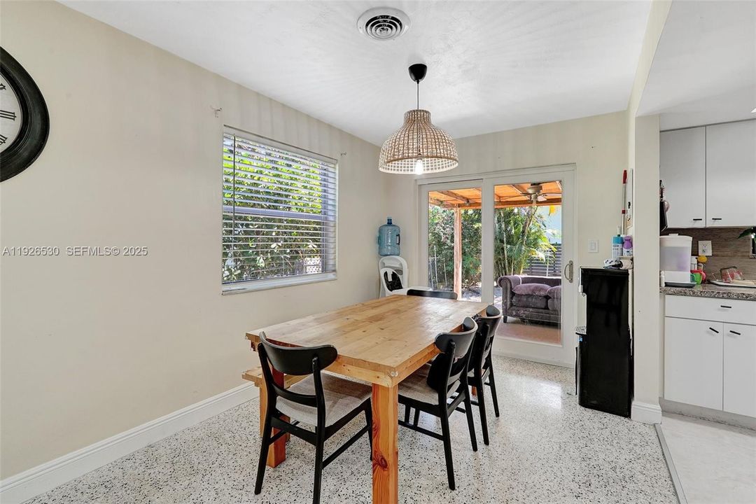 For Rent: $2,350 (2 beds, 1 baths, 1778 Square Feet)