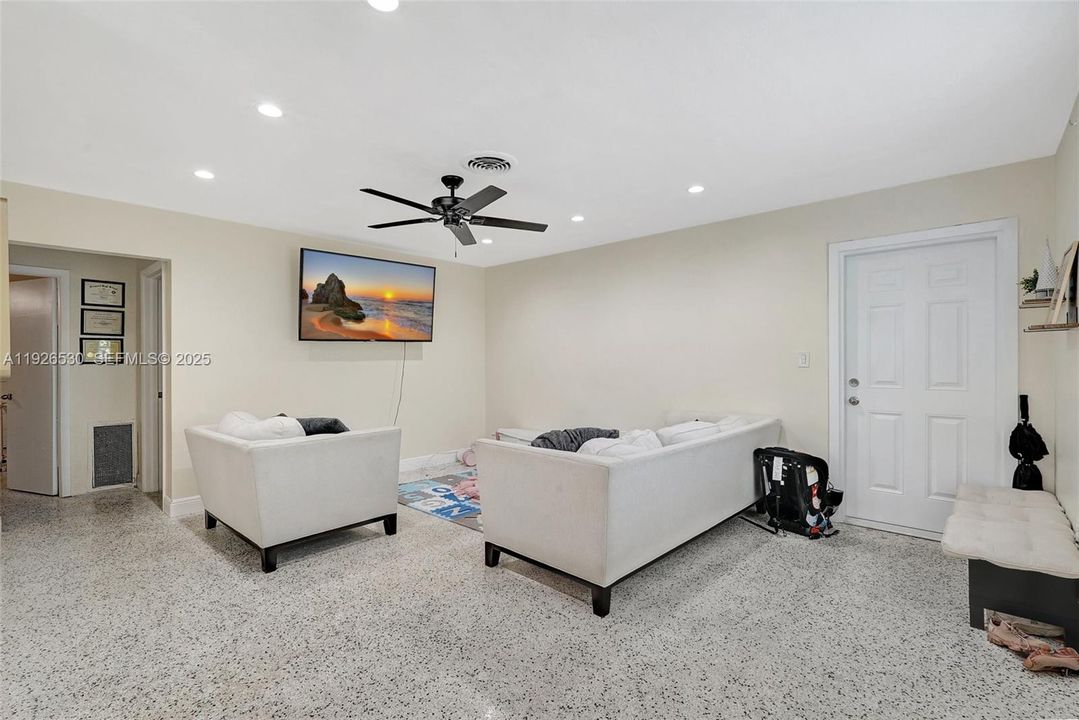 For Rent: $2,350 (2 beds, 1 baths, 1778 Square Feet)