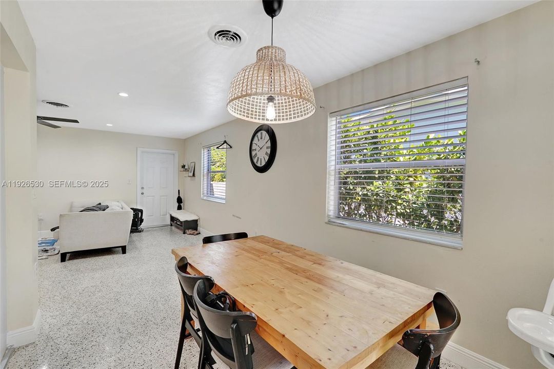 For Rent: $2,350 (2 beds, 1 baths, 1778 Square Feet)