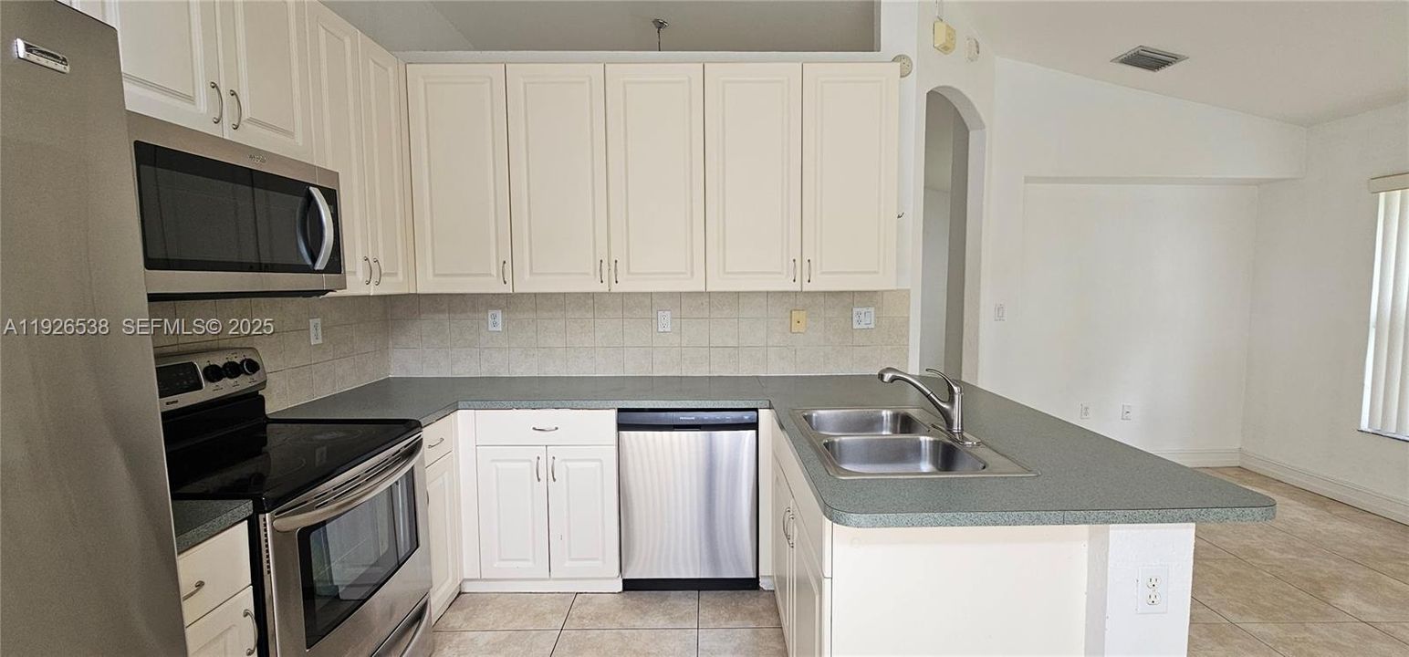 For Rent: $2,700 (3 beds, 2 baths, 1494 Square Feet)