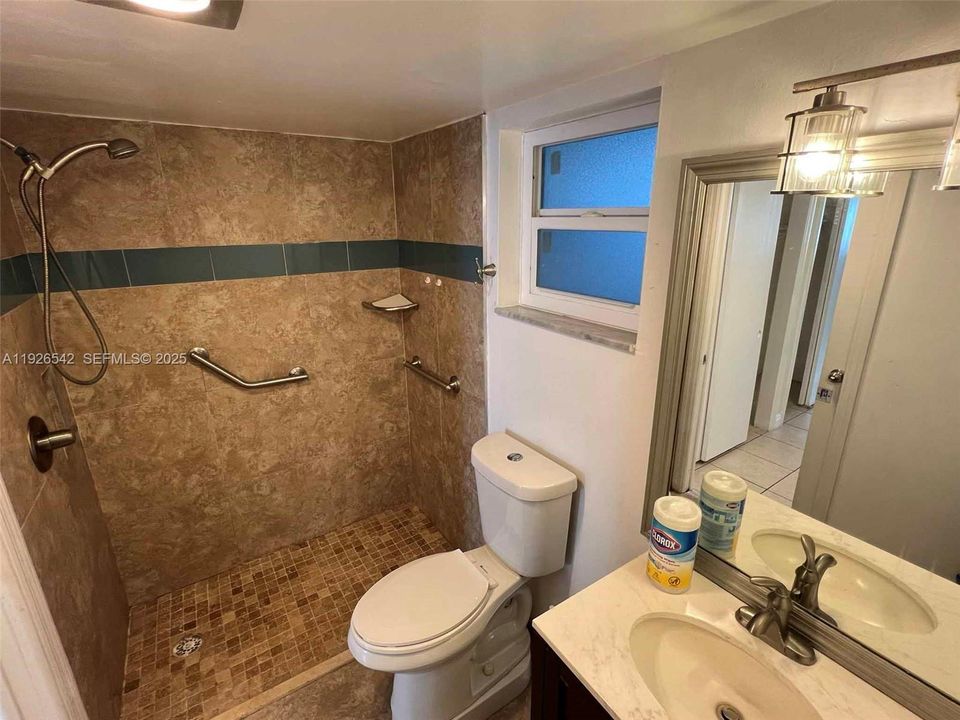 For Rent: $1,800 (1 beds, 1 baths, 900 Square Feet)