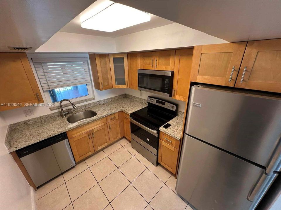For Rent: $1,800 (1 beds, 1 baths, 900 Square Feet)