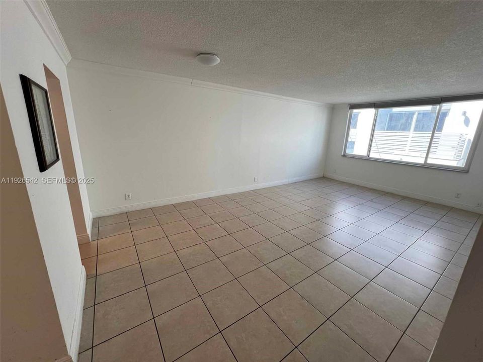 For Rent: $1,800 (1 beds, 1 baths, 900 Square Feet)
