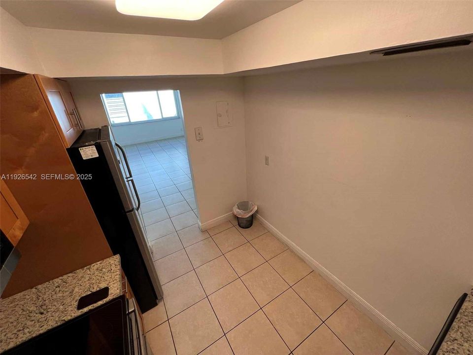 For Rent: $1,800 (1 beds, 1 baths, 900 Square Feet)