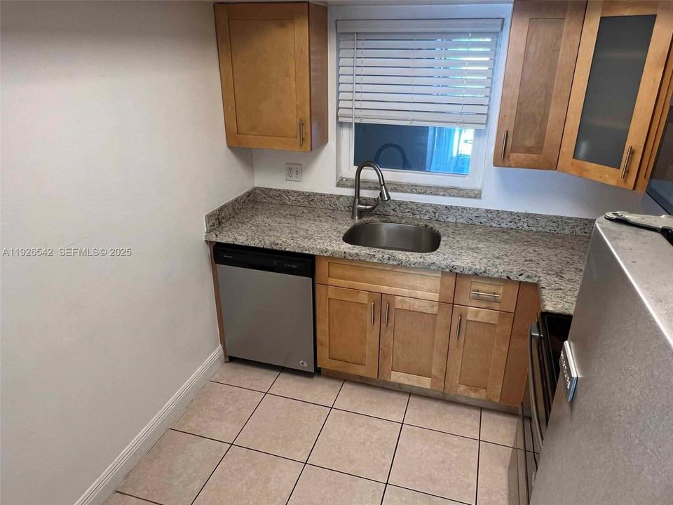 For Rent: $1,800 (1 beds, 1 baths, 900 Square Feet)