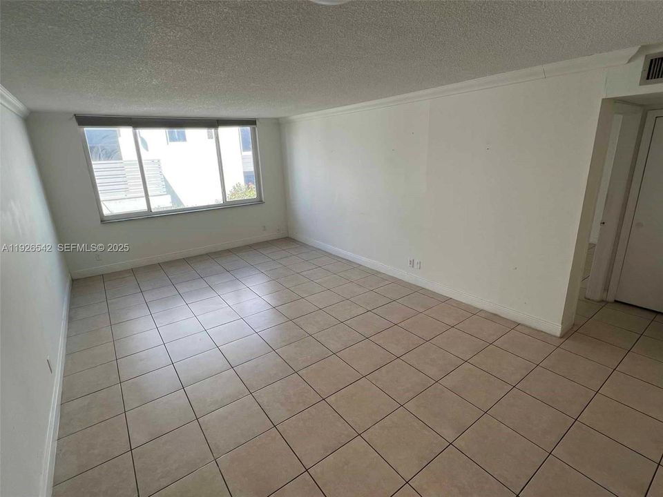 For Rent: $1,800 (1 beds, 1 baths, 900 Square Feet)