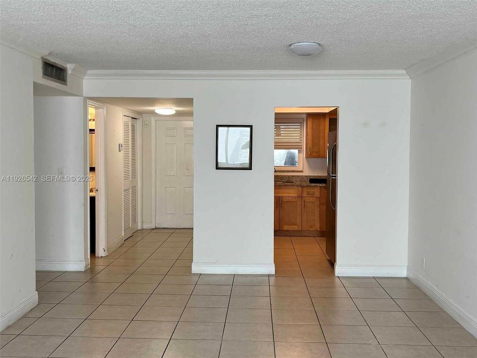 For Rent: $1,800 (1 beds, 1 baths, 900 Square Feet)