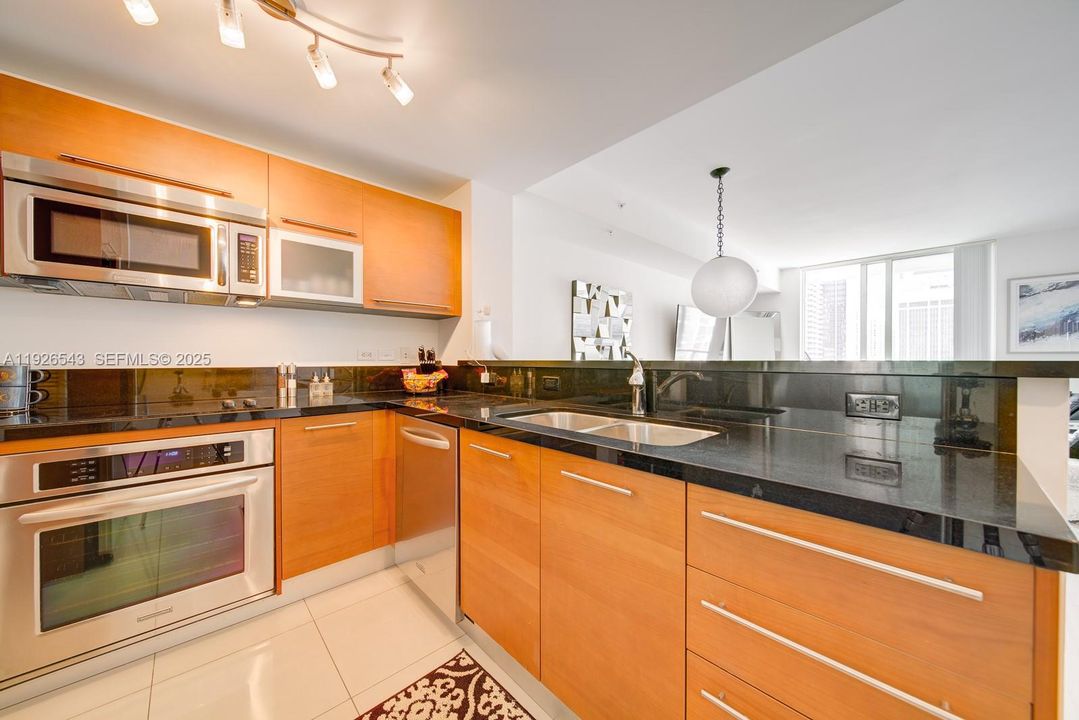 En Venta: $655,000 (2 camas, 2 baños, 1058 Pies cuadrados)