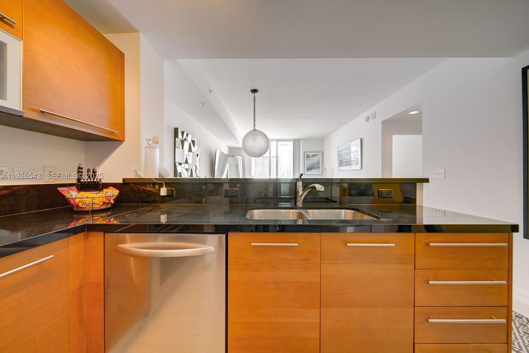 En Venta: $655,000 (2 camas, 2 baños, 1058 Pies cuadrados)