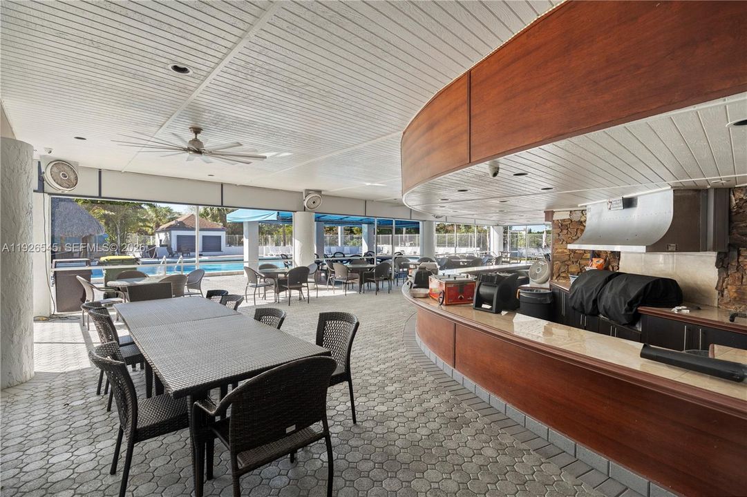 На продажу: $299,999 (2 спален, 2 ванн, 868 Квадратных фут)