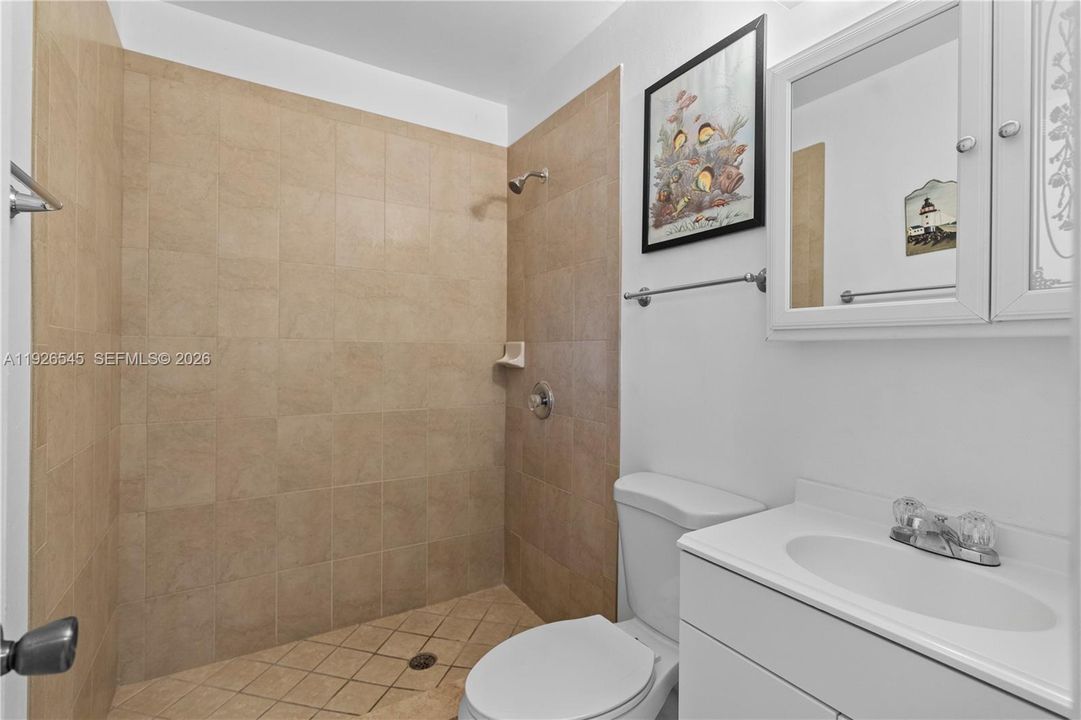 На продажу: $299,999 (2 спален, 2 ванн, 868 Квадратных фут)