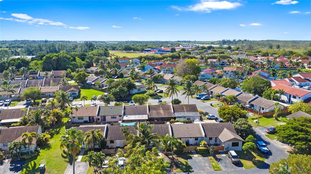 На продажу: $299,999 (2 спален, 2 ванн, 868 Квадратных фут)