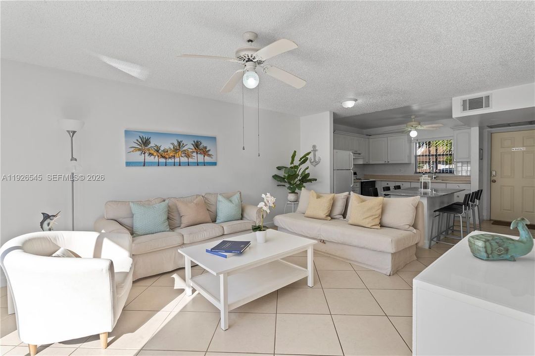 На продажу: $299,999 (2 спален, 2 ванн, 868 Квадратных фут)