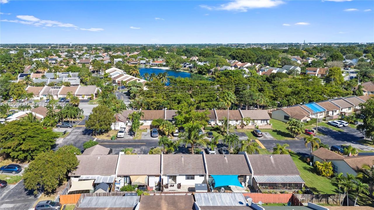 На продажу: $299,999 (2 спален, 2 ванн, 868 Квадратных фут)