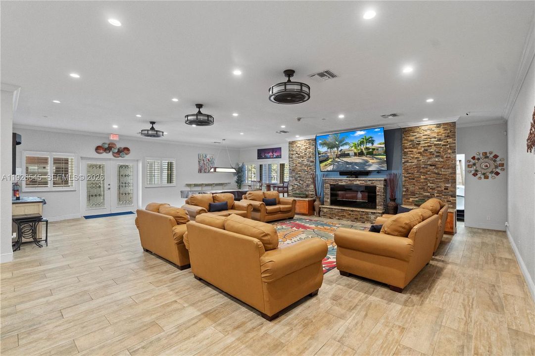 На продажу: $299,999 (2 спален, 2 ванн, 868 Квадратных фут)