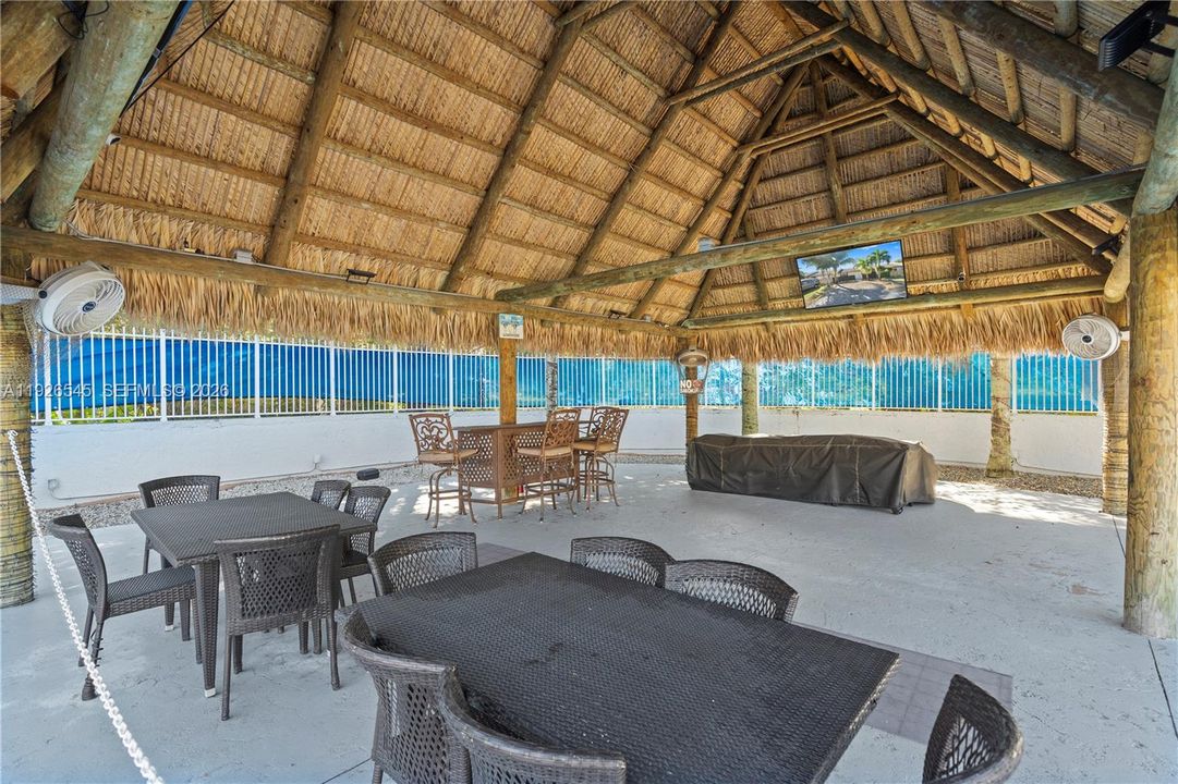 На продажу: $299,999 (2 спален, 2 ванн, 868 Квадратных фут)