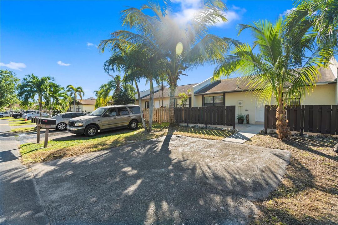 На продажу: $299,999 (2 спален, 2 ванн, 868 Квадратных фут)