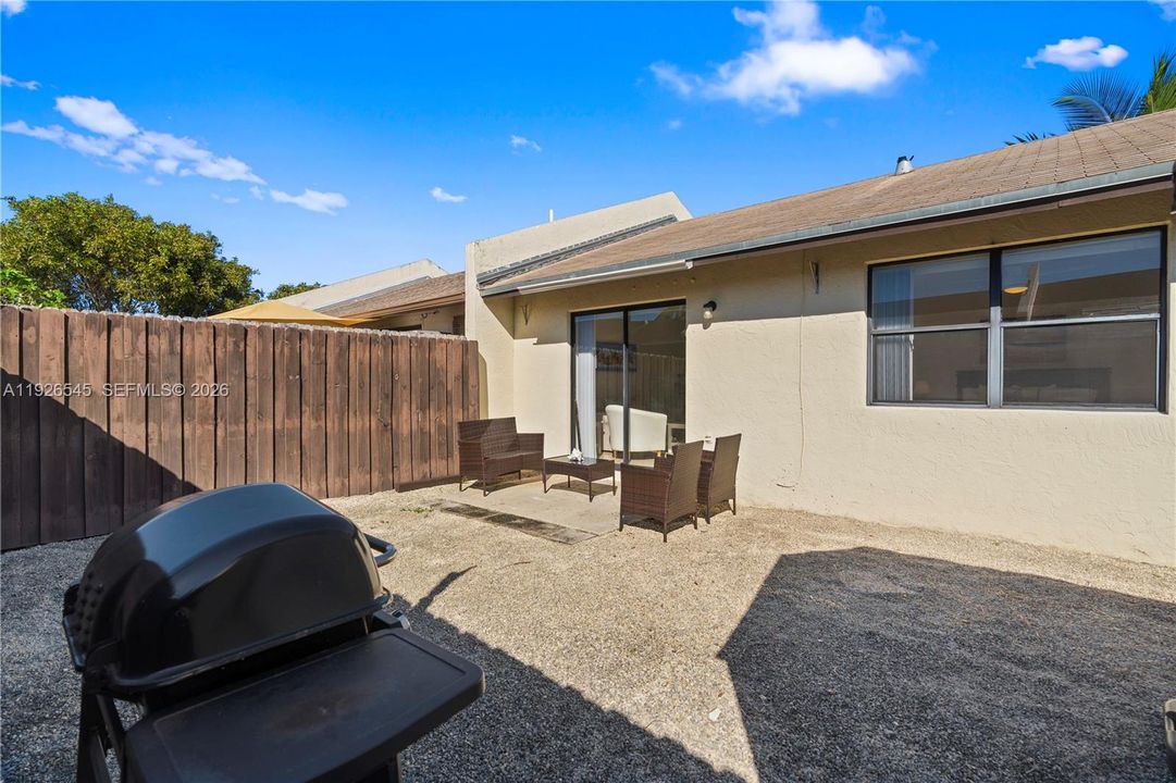 На продажу: $299,999 (2 спален, 2 ванн, 868 Квадратных фут)