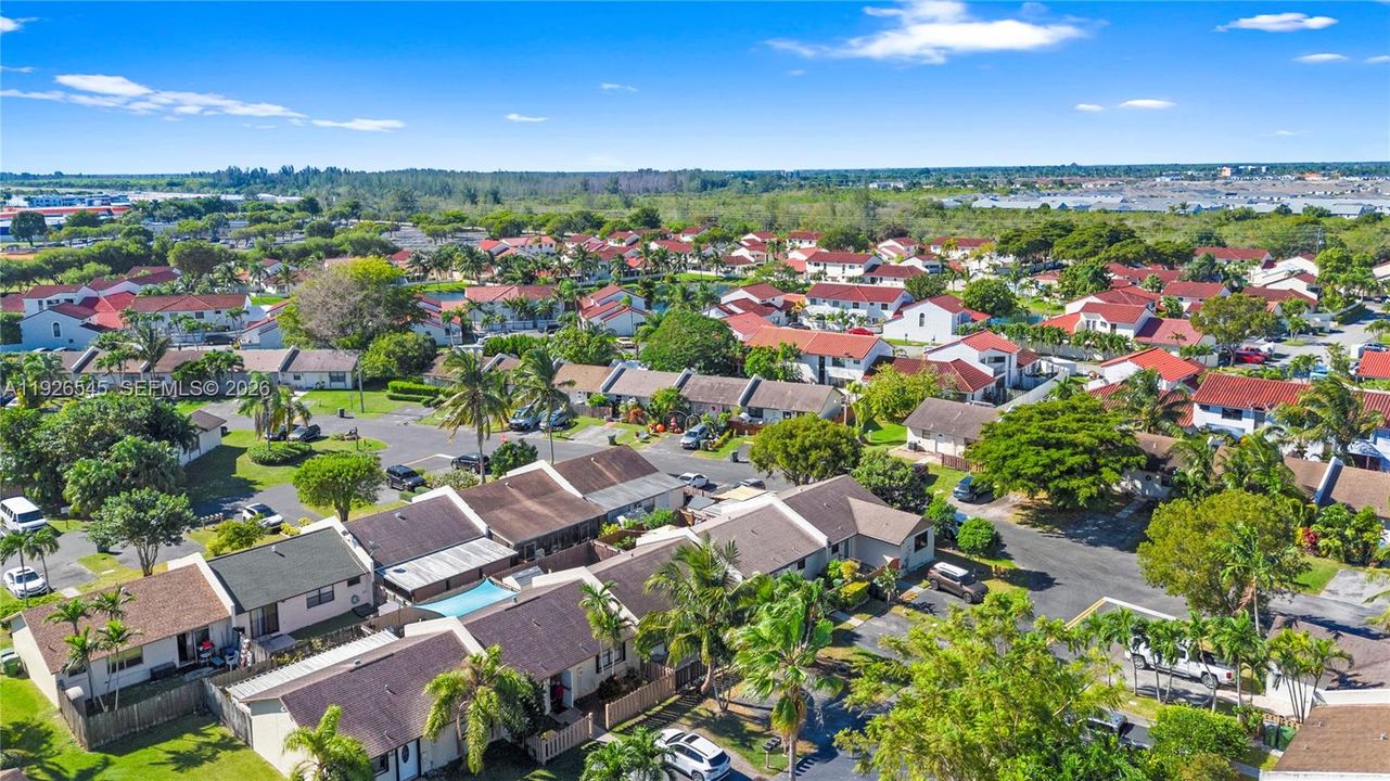 На продажу: $299,999 (2 спален, 2 ванн, 868 Квадратных фут)