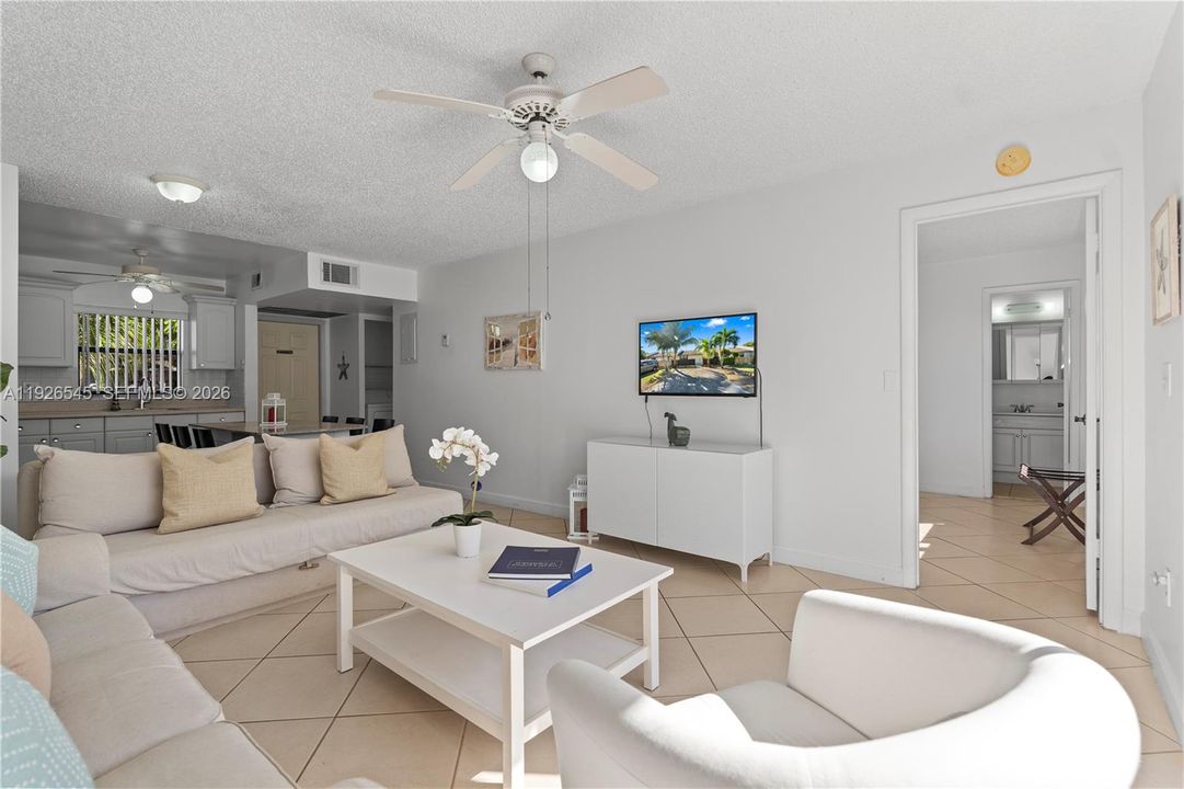 На продажу: $299,999 (2 спален, 2 ванн, 868 Квадратных фут)