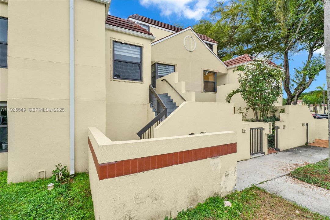 出租: $2,900 (2 贝兹, 2 浴室, 962 平方英尺)