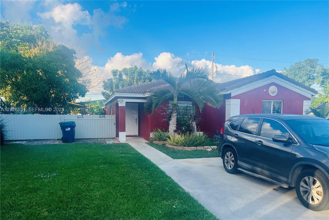 For Sale: $525,000 (4 beds, 2 baths, 1390 Square Feet)