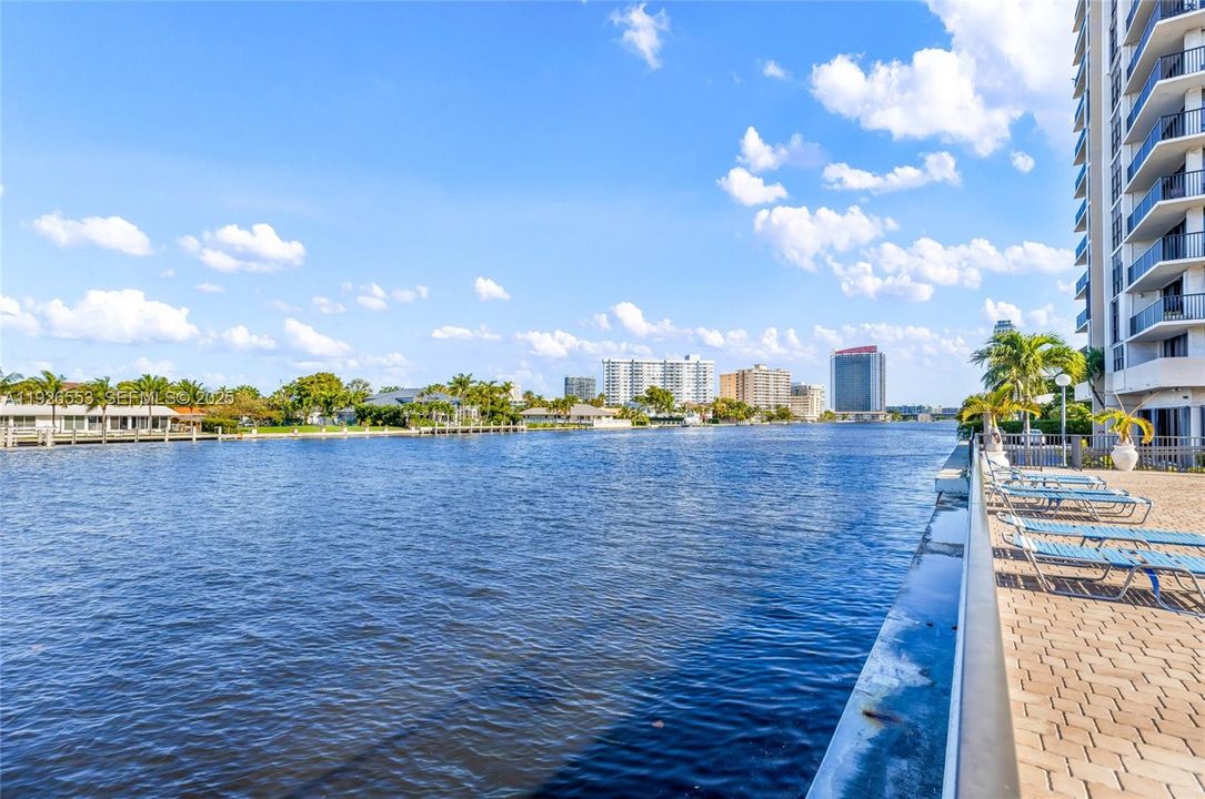 For Rent: $2,400 (2 beds, 2 baths, 1020 Square Feet)