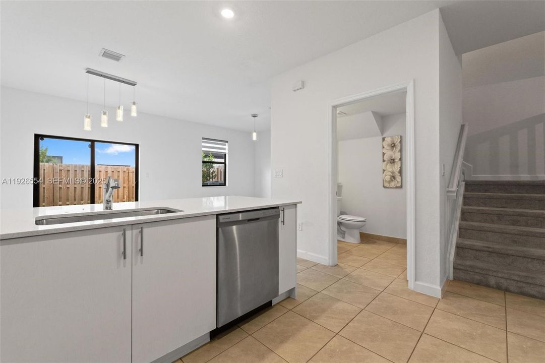 出租: $2,700 (3 贝兹, 2 浴室, 1695 平方英尺)