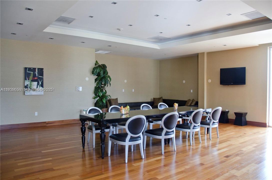 For Sale: $480,000 (1 beds, 1 baths, 1040 Square Feet)