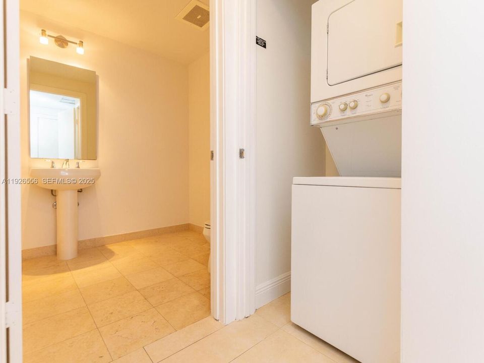 For Sale: $480,000 (1 beds, 1 baths, 1040 Square Feet)