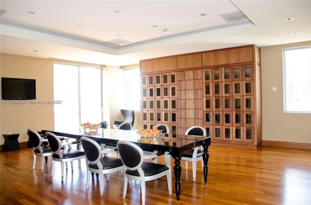 For Sale: $480,000 (1 beds, 1 baths, 1040 Square Feet)