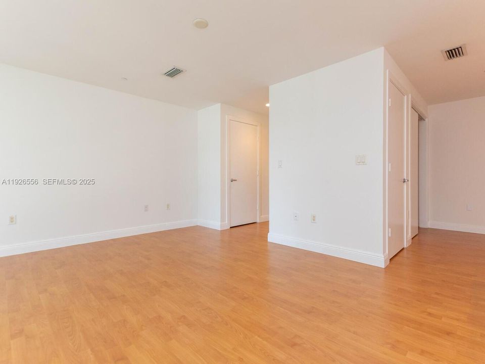 For Sale: $480,000 (1 beds, 1 baths, 1040 Square Feet)