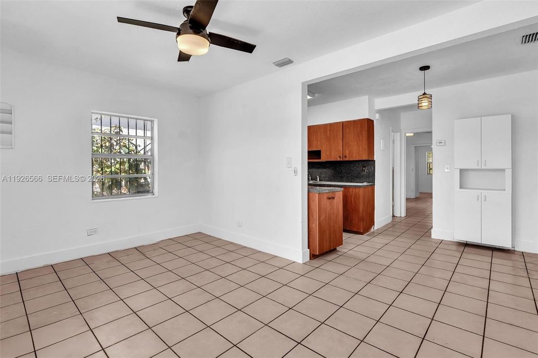 出租: $2,095 (2 贝兹, 1 浴室, 1000 平方英尺)