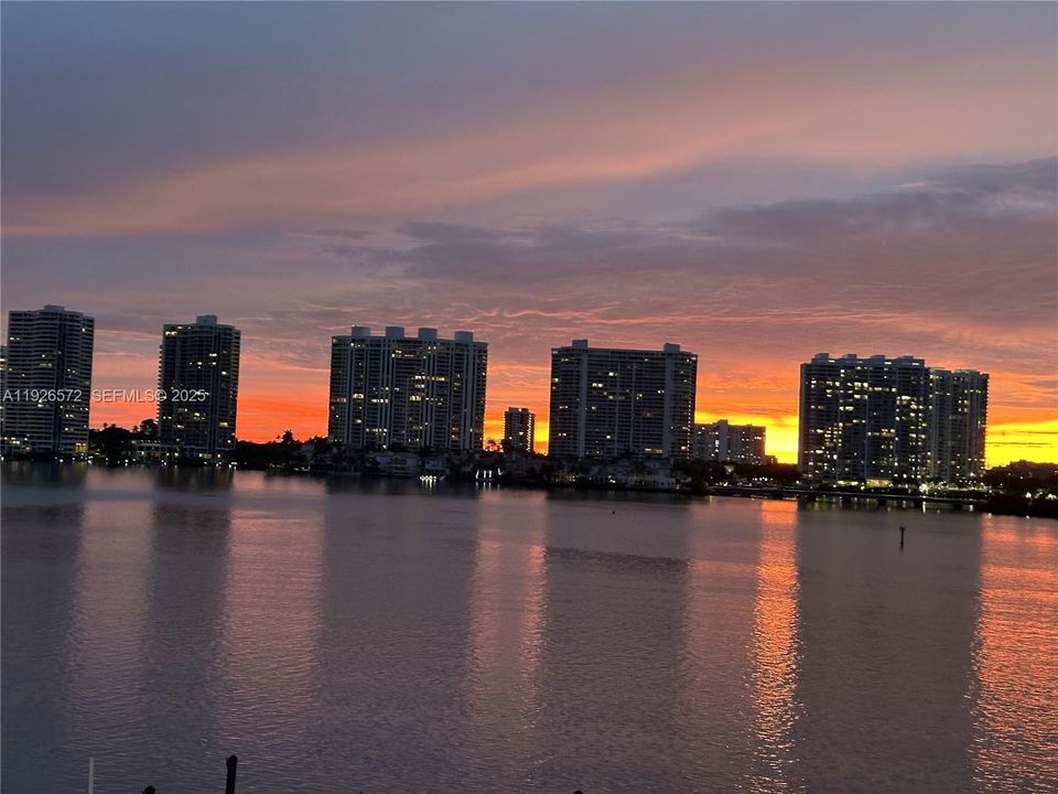 На продажу: $580,000 (2 спален, 2 ванн, 1100 Квадратных фут)