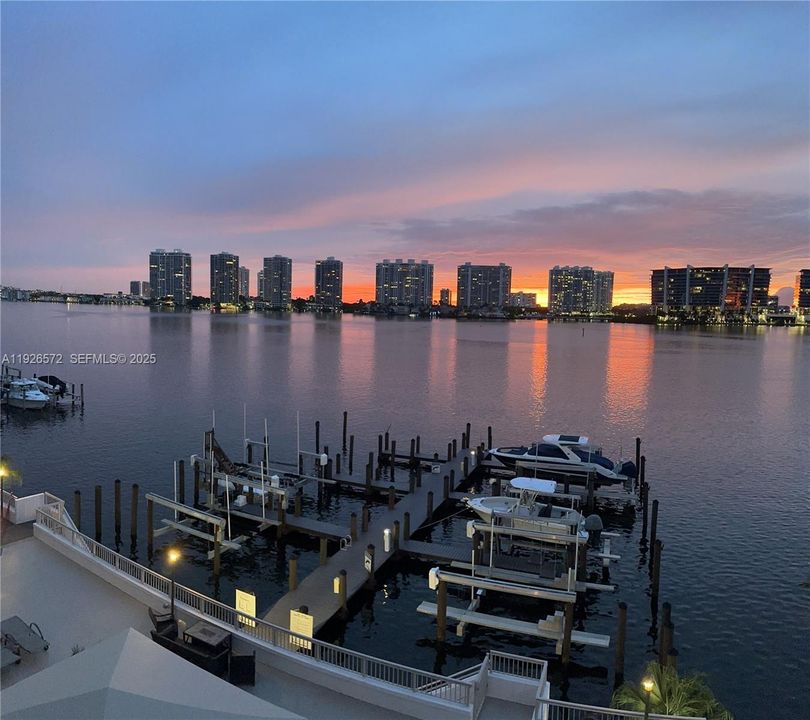 На продажу: $580,000 (2 спален, 2 ванн, 1100 Квадратных фут)