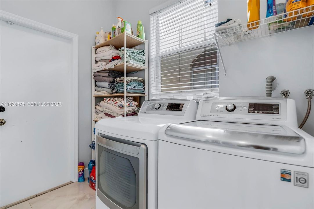 待售: $850,000 (4 贝兹, 2 浴室, 2540 平方英尺)