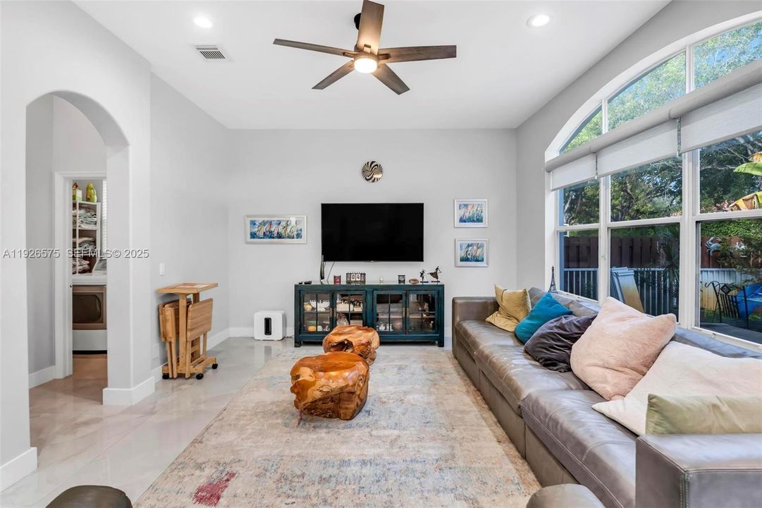 待售: $850,000 (4 贝兹, 2 浴室, 2540 平方英尺)