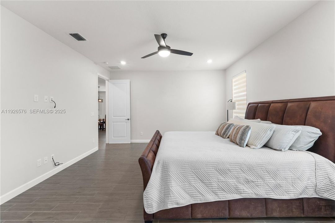 For Sale: $775,000 (5 beds, 3 baths, 3332 Square Feet)