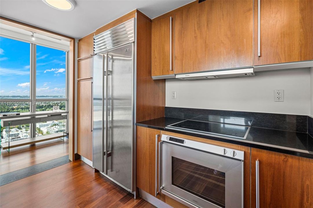 На продажу: $4,000,000 (2 спален, 2 ванн, 1213 Квадратных фут)