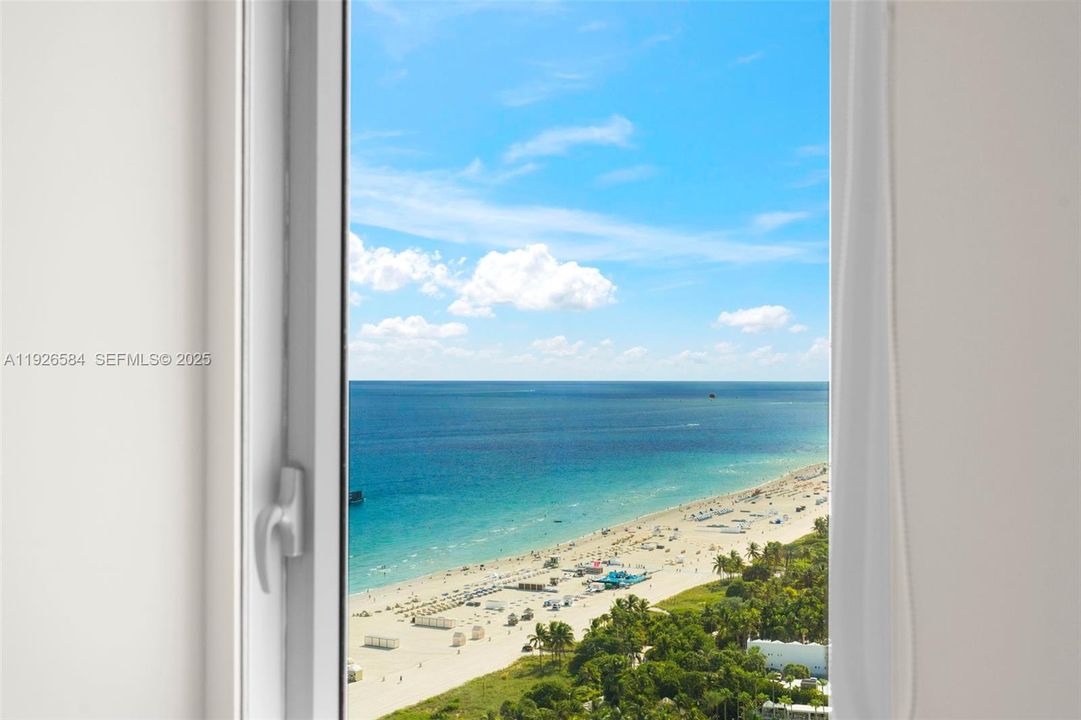 На продажу: $4,000,000 (2 спален, 2 ванн, 1213 Квадратных фут)