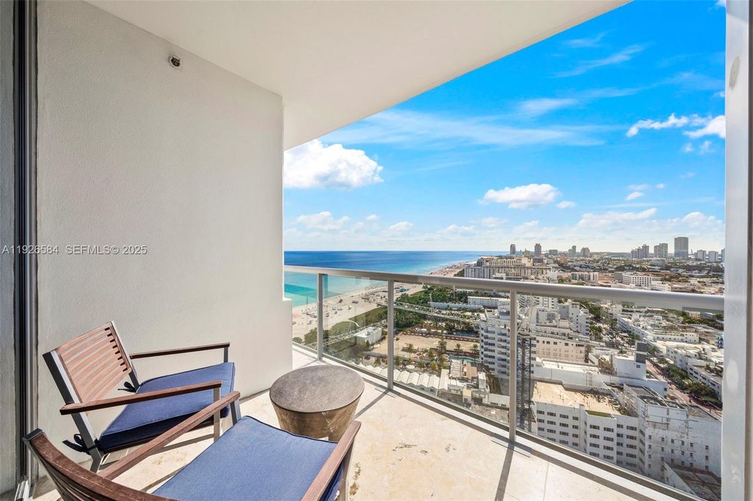 На продажу: $4,000,000 (2 спален, 2 ванн, 1213 Квадратных фут)