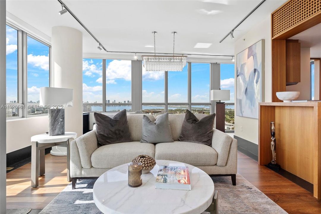 На продажу: $4,000,000 (2 спален, 2 ванн, 1213 Квадратных фут)