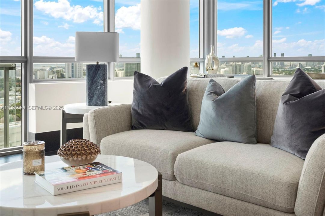 На продажу: $4,000,000 (2 спален, 2 ванн, 1213 Квадратных фут)