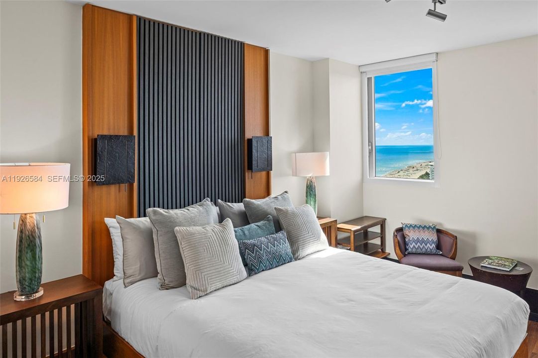 На продажу: $4,000,000 (2 спален, 2 ванн, 1213 Квадратных фут)