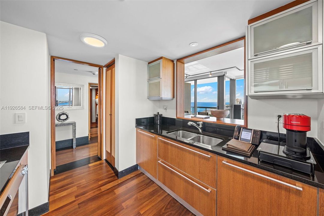 На продажу: $4,000,000 (2 спален, 2 ванн, 1213 Квадратных фут)