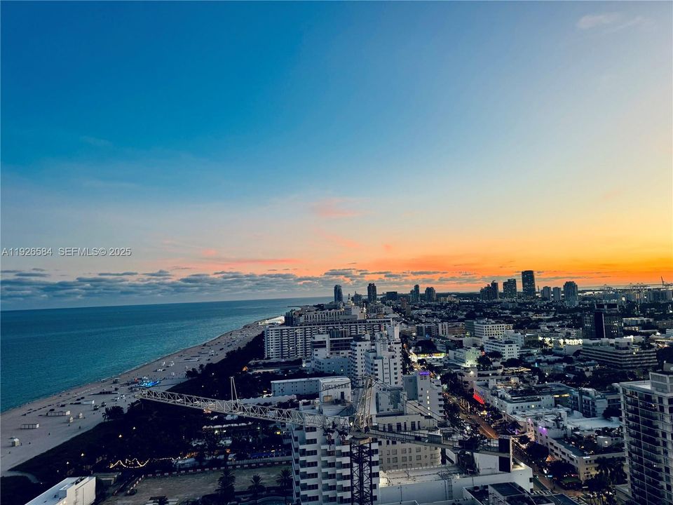 На продажу: $4,000,000 (2 спален, 2 ванн, 1213 Квадратных фут)